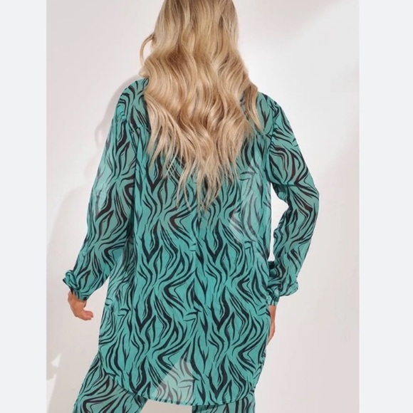 PrettyLittleThing Zebra Print Beach Shirt - Picture 2 of 8